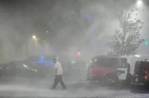 Imagens da destruição causada pelo Furacão Milton na Flórida, mostrando casas danificadas e árvores caídas