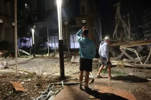 Imagens da destruição causada pelo Furacão Milton na Flórida, mostrando casas danificadas e árvores caídas