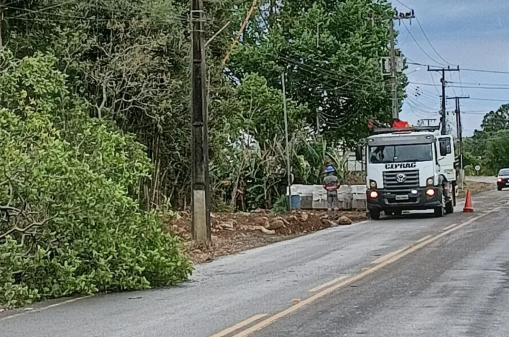 Equipes da Ceprag trabalhando para recuperar os estragos na fiação causados pelos fortes ventos em Praia Grande