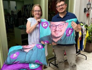 Vereador doa caminhas pets feitas com Wind Banners usados