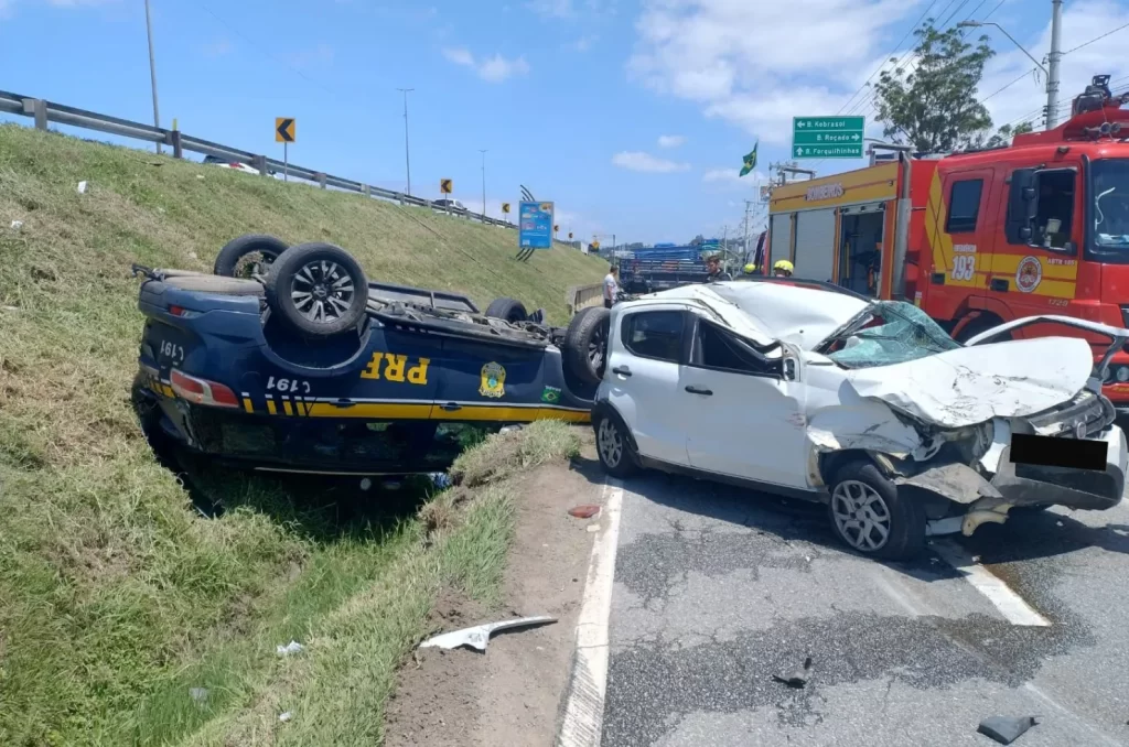 Viatura da PRF envolvida em acidente com caminhão e carro na BR-101, em São José