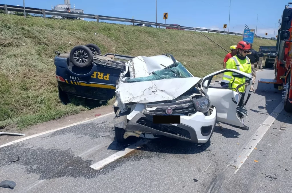 Viatura da PRF envolvida em acidente com caminhão e carro na BR-101, em São José