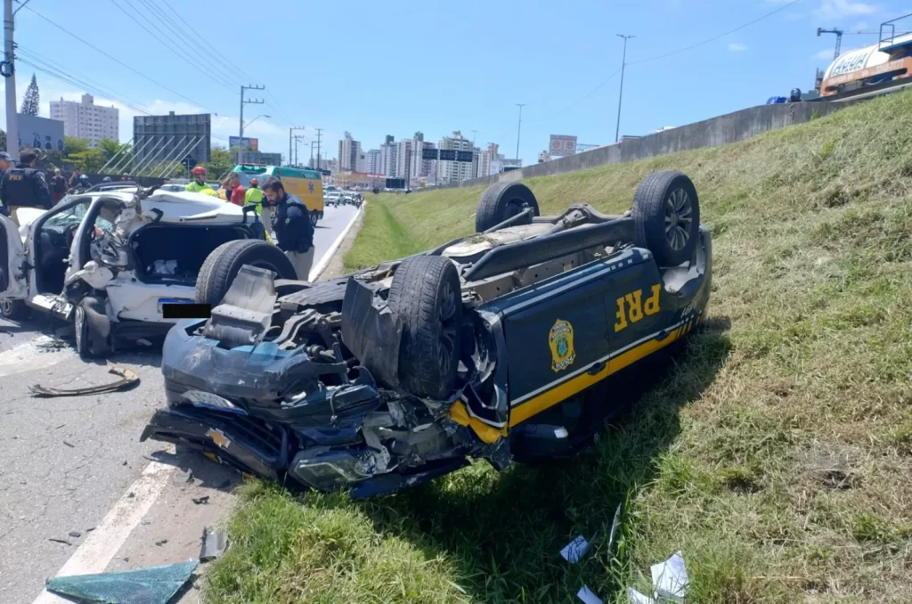 Viatura da PRF envolvida em acidente com caminhão e carro na BR-101, em São José