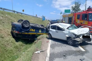 Viatura da PRF se envolve em acidente em São José