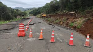 Obras de recuperação estão em andamento para liberar trecho interditado da SC-114 em São Joaquim