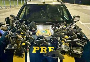 [VÍDEO] Quase 30 pistolas enviadas para BC são apreendidas escondidas em lataria de veículo