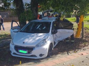 Condutora fica presa nas ferragens após colisão entre dois automóveis em Criciúma