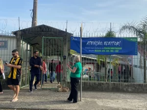Urnas substituídas e ausência de mesários marcam a abertura da votação em Criciúma
