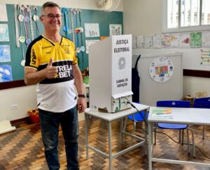 Prefeito Ricardo Fabris vota no Colégio Marista