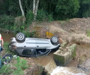 Capotamento de automóvel deixa duas mulheres feridas em Turvo