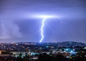 Confira dicas de segurança para se proteger durante temporais