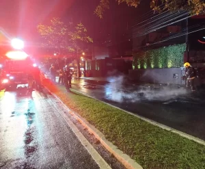 Incêndio em entulhos provoca interrupção no trânsito do Centro da Capital
