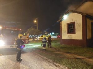 Incêndio é registrado em casa no centro de Morro da Fumaça