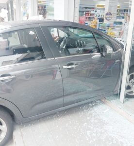 Idosa perde controle da direção de automóvel e invade farmácia na Grande Florianópolis