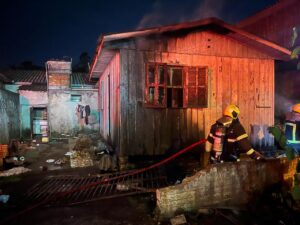 Residência é danificada por incêndio em Criciúma