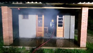 Incêndio provoca destruição em residência em Laguna