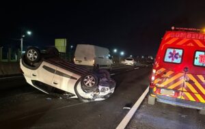 Capotamento de automóvel na BR-101 deixa condutora ferida em Sombrio