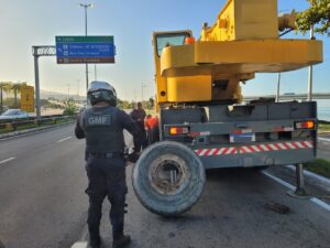 Caminhão com pneu estourado deixa trânsito lento na Beira Mar Norte