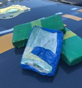 [VÍDEO] Jovens são presas e 30 quilos de cocaína são apreendidos dentro de tanque de automóvel em SC