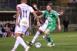 Chapecoense surpreende Santos e se afasta da zona de rebaixamento do Brasileirão da Série B