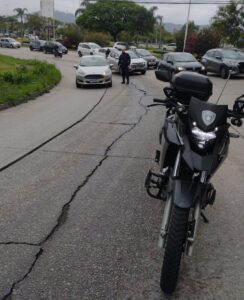 Óleo na pista provoca queda de motociclista na Capital