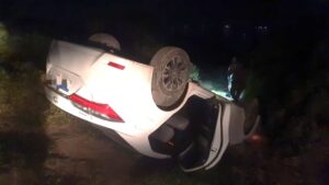 Casal de namorados é vítima de roubo de veículo na beira da praia em Imbituba