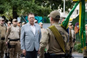 Prefeito de São José recebe medalha por ações de segurança pública