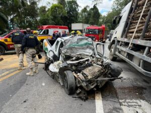 Condutor morre após colisão frontal entre picape e carreta na BR-282 na Grande Florianópolis