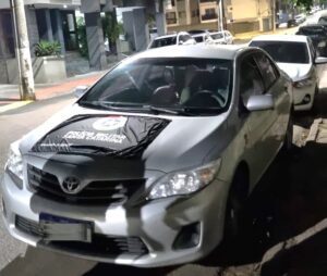 Dupla é presa em Criciúma por envolvimento em negociação de veículo furtado