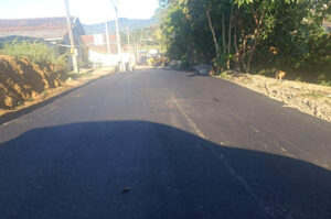 Rua Henrique Roetgers recebe pavimentação asfáltica