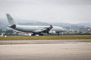 Avião com 221 brasileiros repatriados do Líbano chega em Guarulhos
