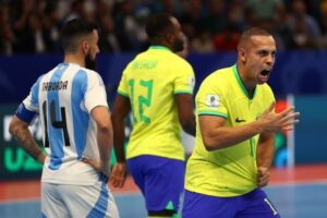 Brasil vence Argentina por 2 a 1 e conquista hexa no futsal