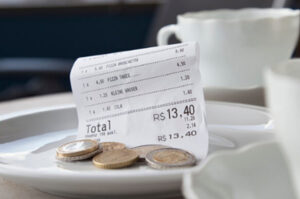 Inclui os 10%? A jurisprudência do STJ sobre gorjetas e tributação