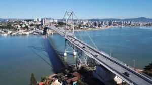 Candidatos à prefeitura de Florianópolis vão às urnas neste domingo