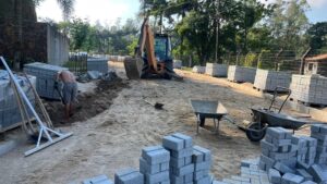 Rua de Gravatal recebe troca de lajota por paver e renova visual do bairro