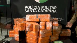 [VÍDEO] Bagagem carregada com drogas resulta na apreensão de adolescente em SC