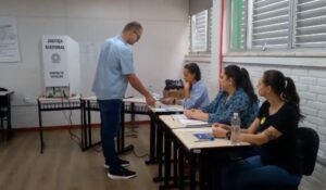 Mateus Souza (PMB) vota na UDESC durante eleições em Florianópolis