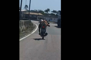 Motociclista realiza manobra proibida e coloca em risco a vida das pessoas