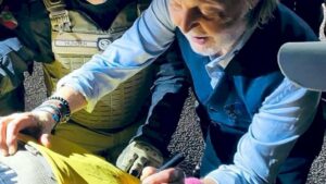 Paul McCartney agradece policiais e autografa bandeira