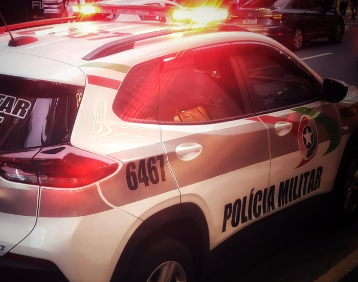 Adolescente tenta esconder drogas na máquina de lavar, mas acaba flagrado pela PM