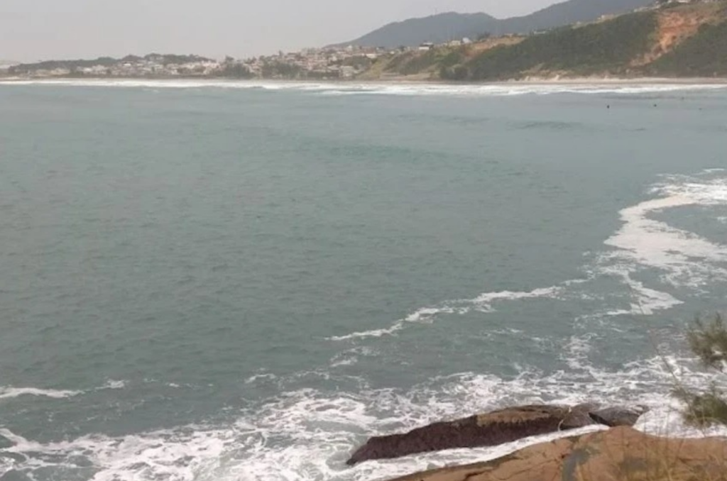 Casal é arrastado por correnteza na Praia do Rosa