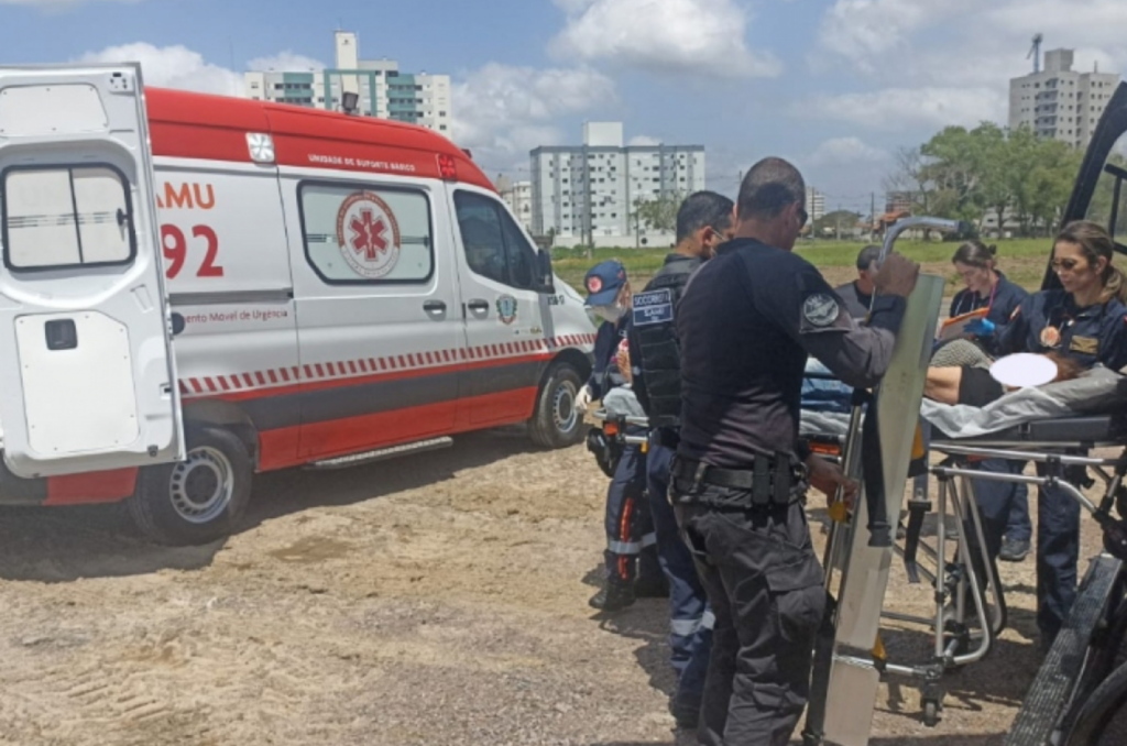 Idosa sofre AVC e é transportada de helicóptero para Tubarão