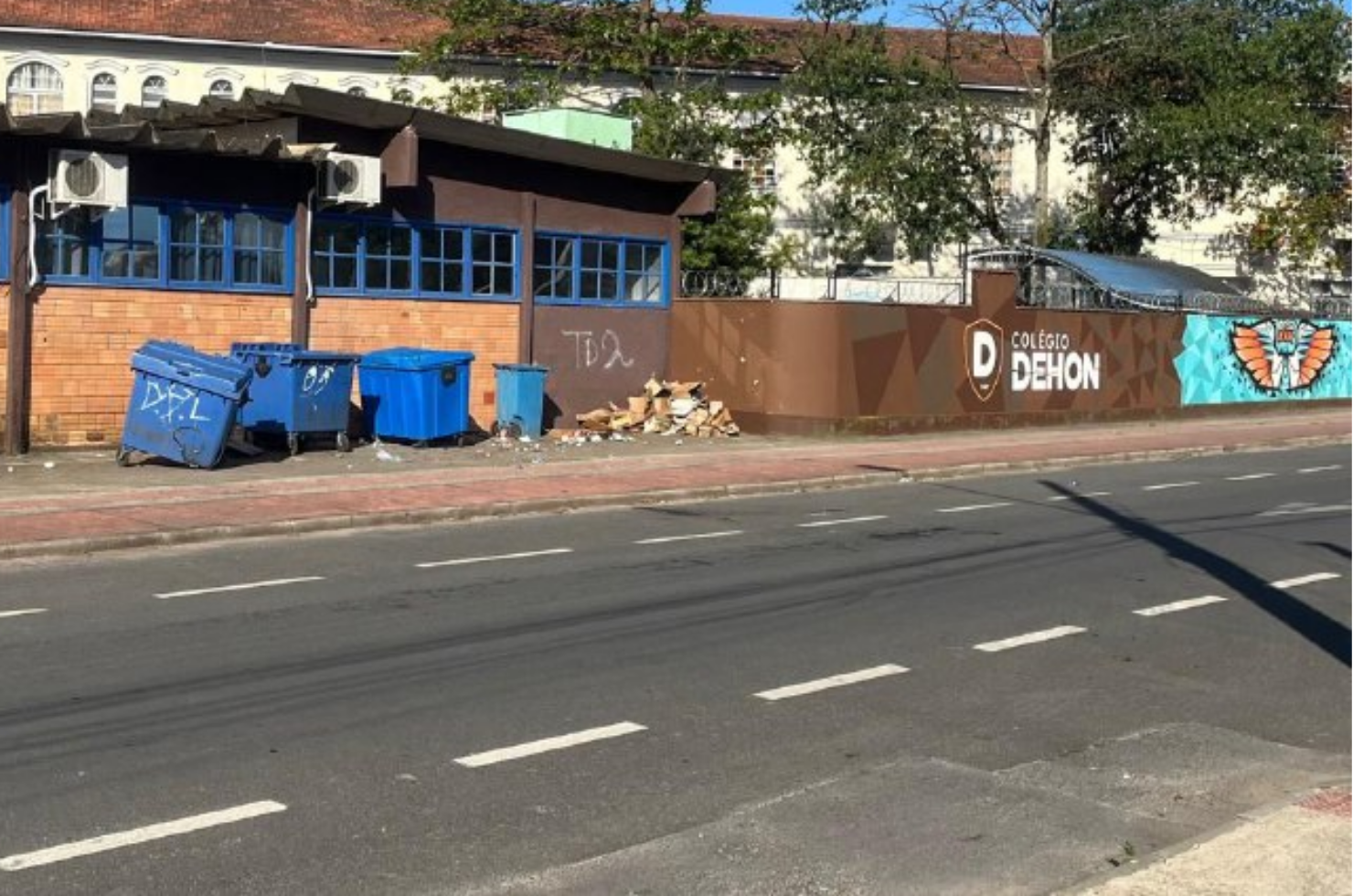 Moradores do entorno do Colégio Dehon reclamam de lixo espalhado