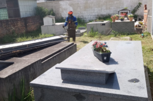 Imbituba realiza a limpeza dos cemitérios para o Dia de Finados