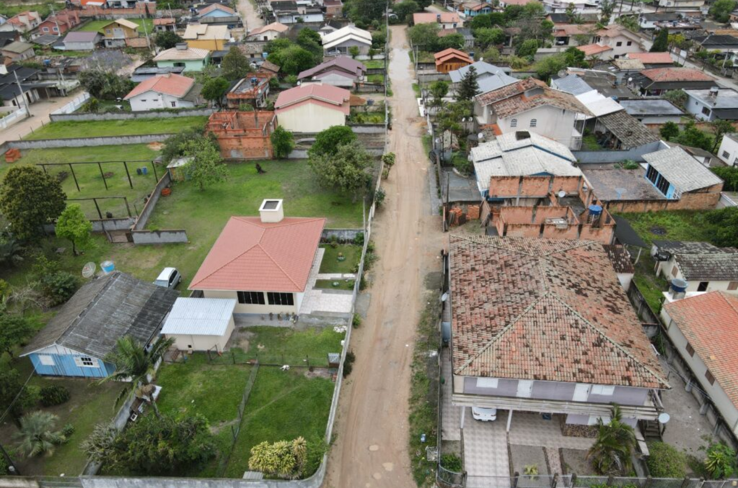 Ordens de serviço para drenagem e pavimentação de cinco ruas são assinadas em Imbituba