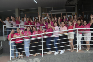 Servidoras da Educação reforçam campanha pela saúde da mulher em Tubarão