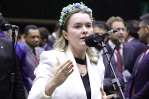 Deputada Julia Zanatta apresenta denúncia contra ministro por ‘questões ideológicas’