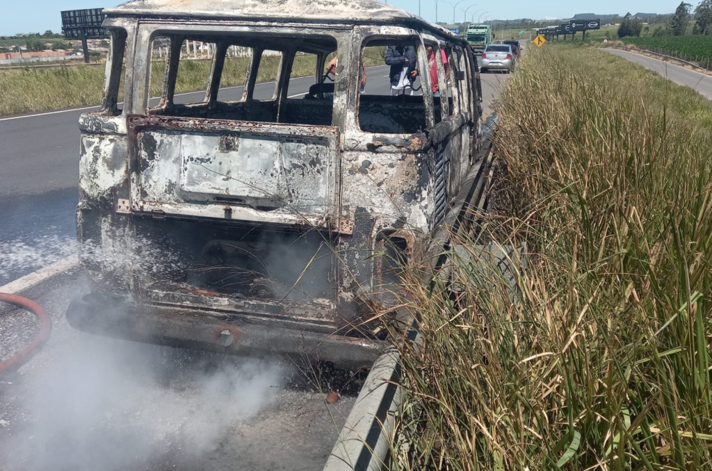 Kombi pega fogo em rodovia de Içara