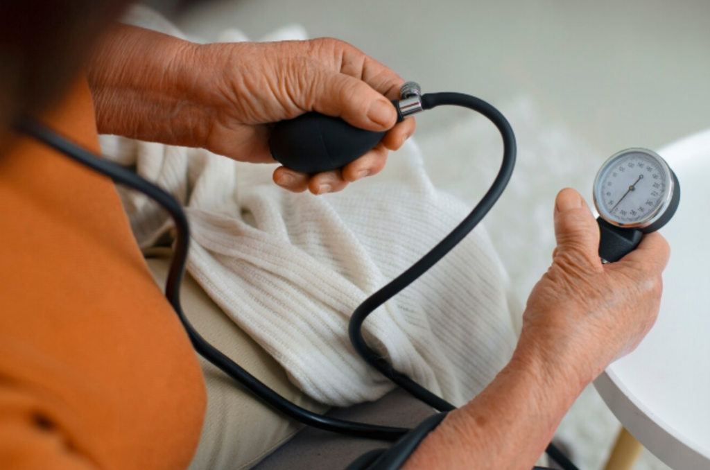 Posição do braço pode causar resultados incorretos ao medir a pressão arterial