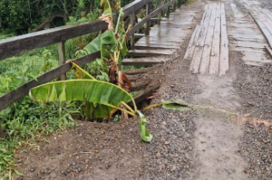 Grande buraco em ponte de Tubarão preocupa moradores
